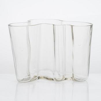 Alvar Aalto, A '9750' vase Karhula Glassworks in production 1937-1949.