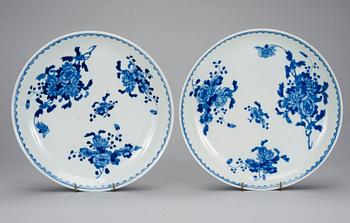 A PAIR OF BLUE AND WHITE DISHES.