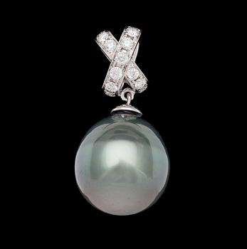 1144. A cultured Tahiti pearl, 14,5 mm, and diamond pendant, tot. 0.41 cts.