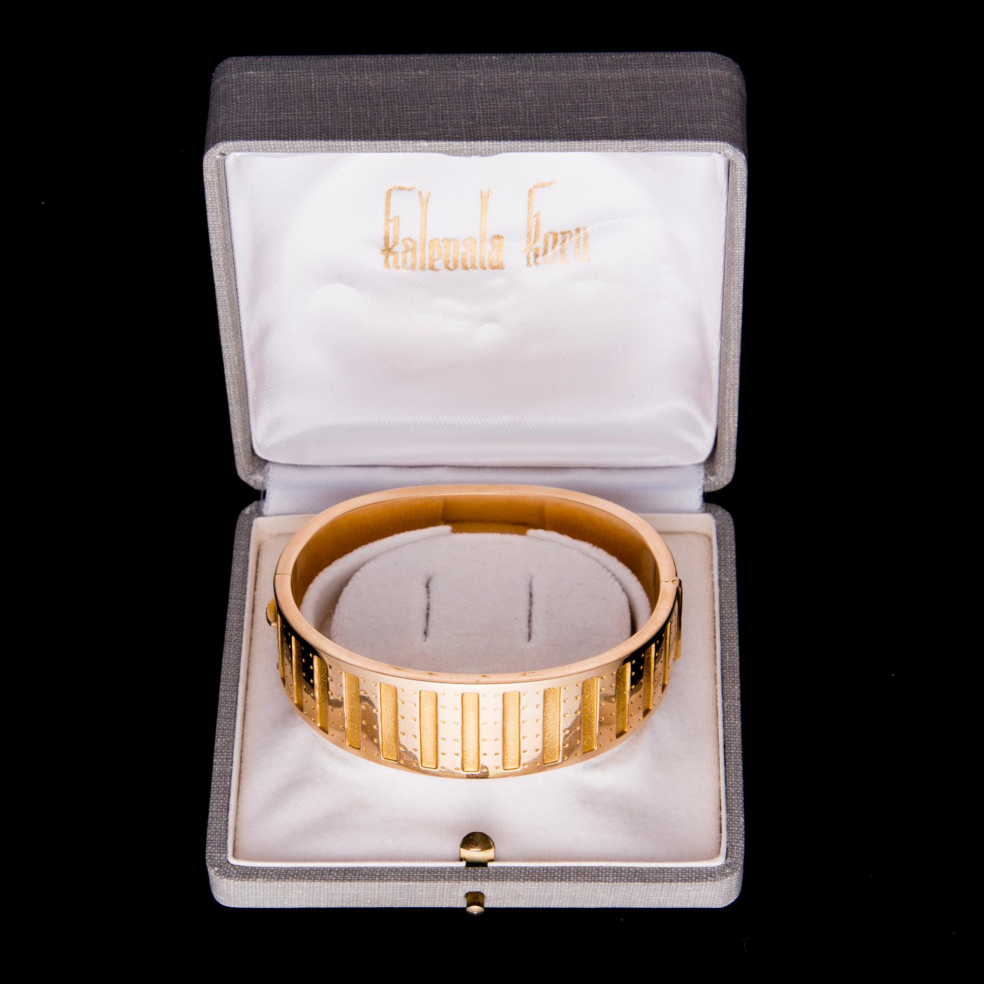 ARMBAND, "Metsäpirtti" 18K guld, Kalevala Koru 1962. Original etui. Vikt 44,5 g.