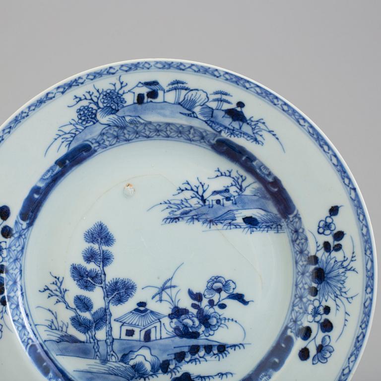 TALLRIKAR, åtta stycken, kompaniporslin. Qing dynastin, Qianlong (1736-95).