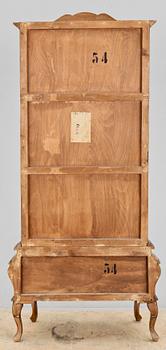 VITRINSKÅP, rokokostil, 1900-talets första hälft/mitt.