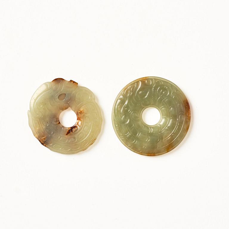 A group of carved nephrite and jade ornaments, China, Qing dynasty and older. (8 pieces).