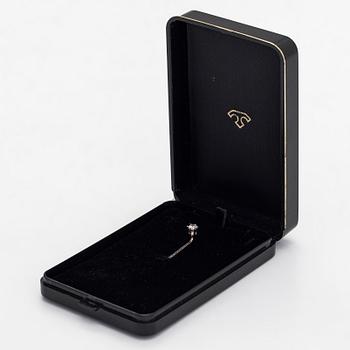 Tillander, slipsnål, 18K vitguld med en briljantslipad diamant ca 0.19 ct. Helsingfors 1985.
