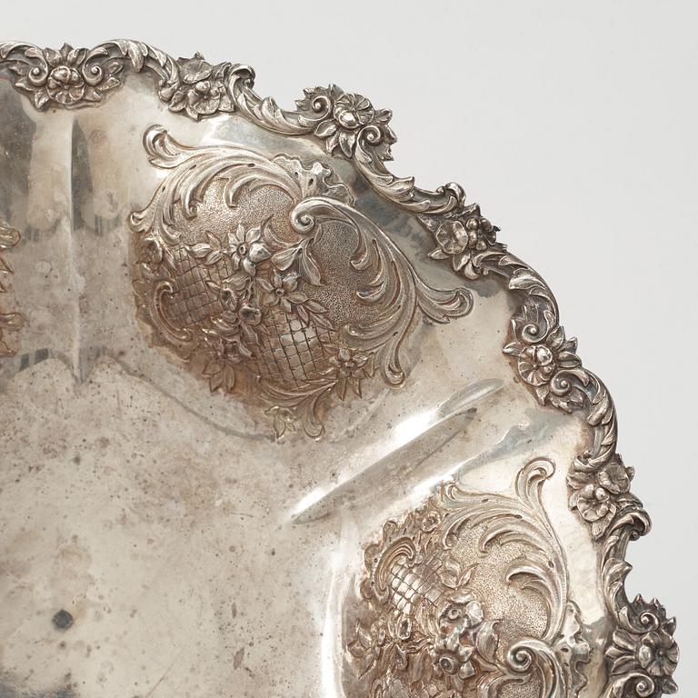 SKÅL PÅ FOT, silver, eng stämplar, Robert Henell III, London 1841 samt sve stämplar, Gustaf Möllenborg, Stockholm, 1842.
