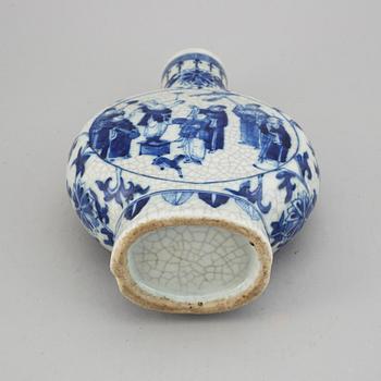 A moonflask vase, late Qing/early 20th Century.