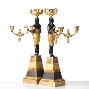 HÖGKLASSIGA KANDELABRAR, för tre ljus, ett par, empire, omkring år 1810.