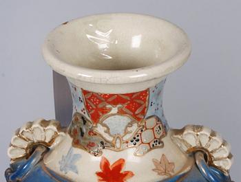 VASER, ett par, porslin. Satsuma, Japan. 1800/1900-tal.