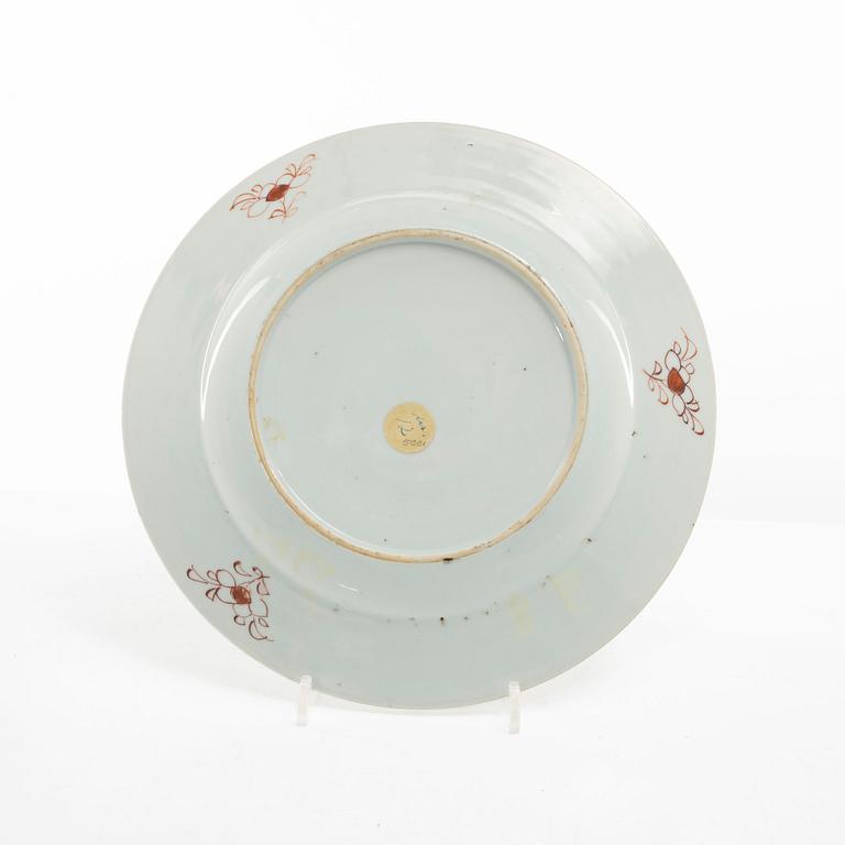 Tallrikar, tre stycken, porslin. Qingdynastin, 1700-tal.