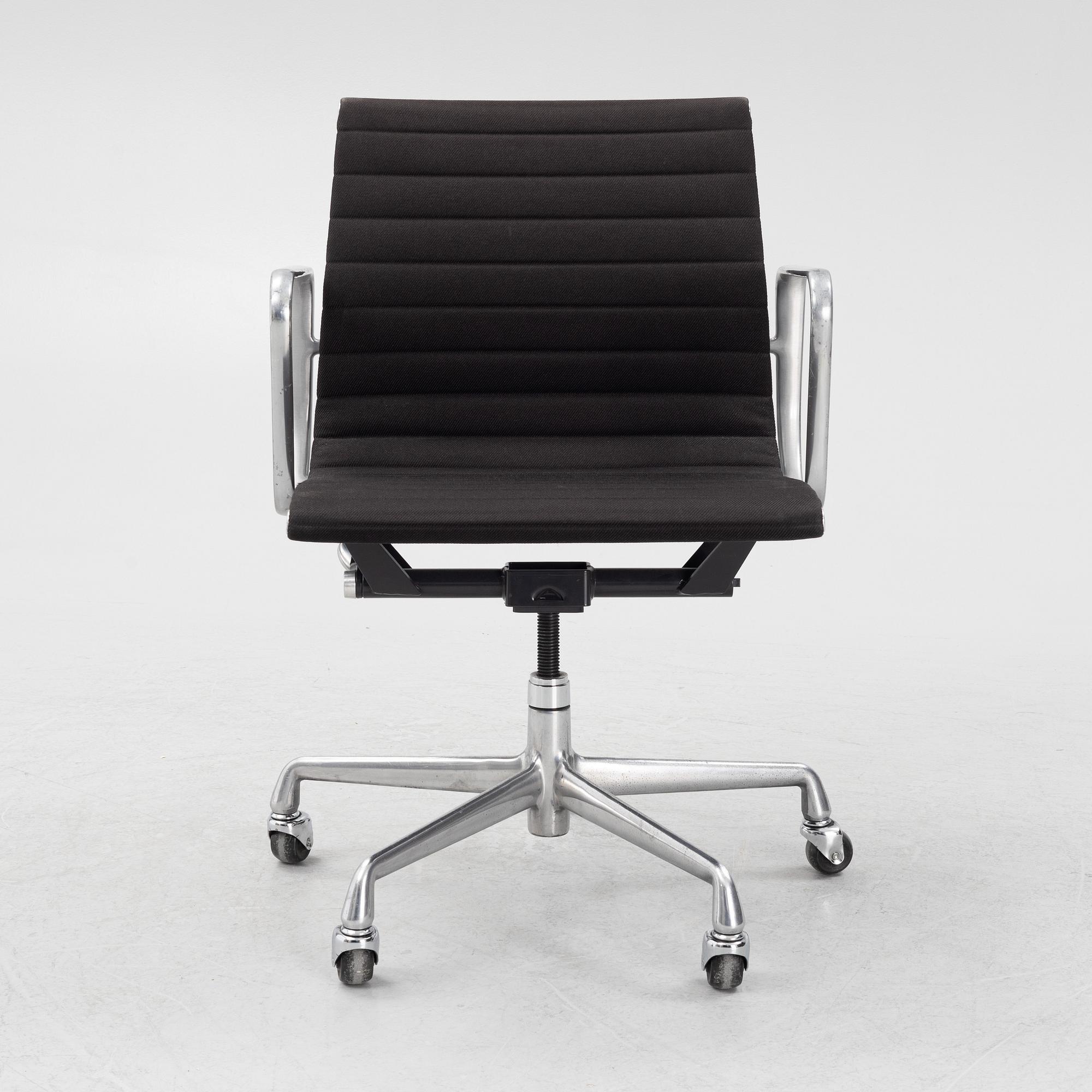 Charles & Ray Eames, skrivbordsstol, "EA335", Herman Miller 1997.