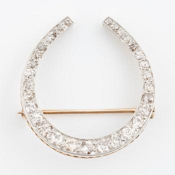 Brosch i form av hästsko, 14K och platina med gammalslipade diamanter totalt ca 1.80 ct, omkring sekelskiftet 1900.