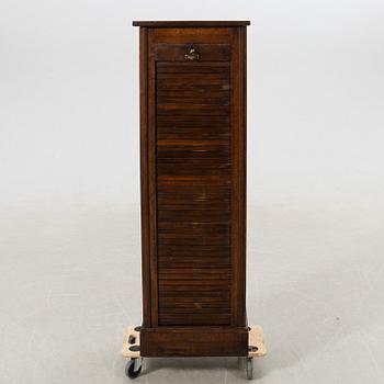 Jalusiskåp, 1900-talets första hälft.