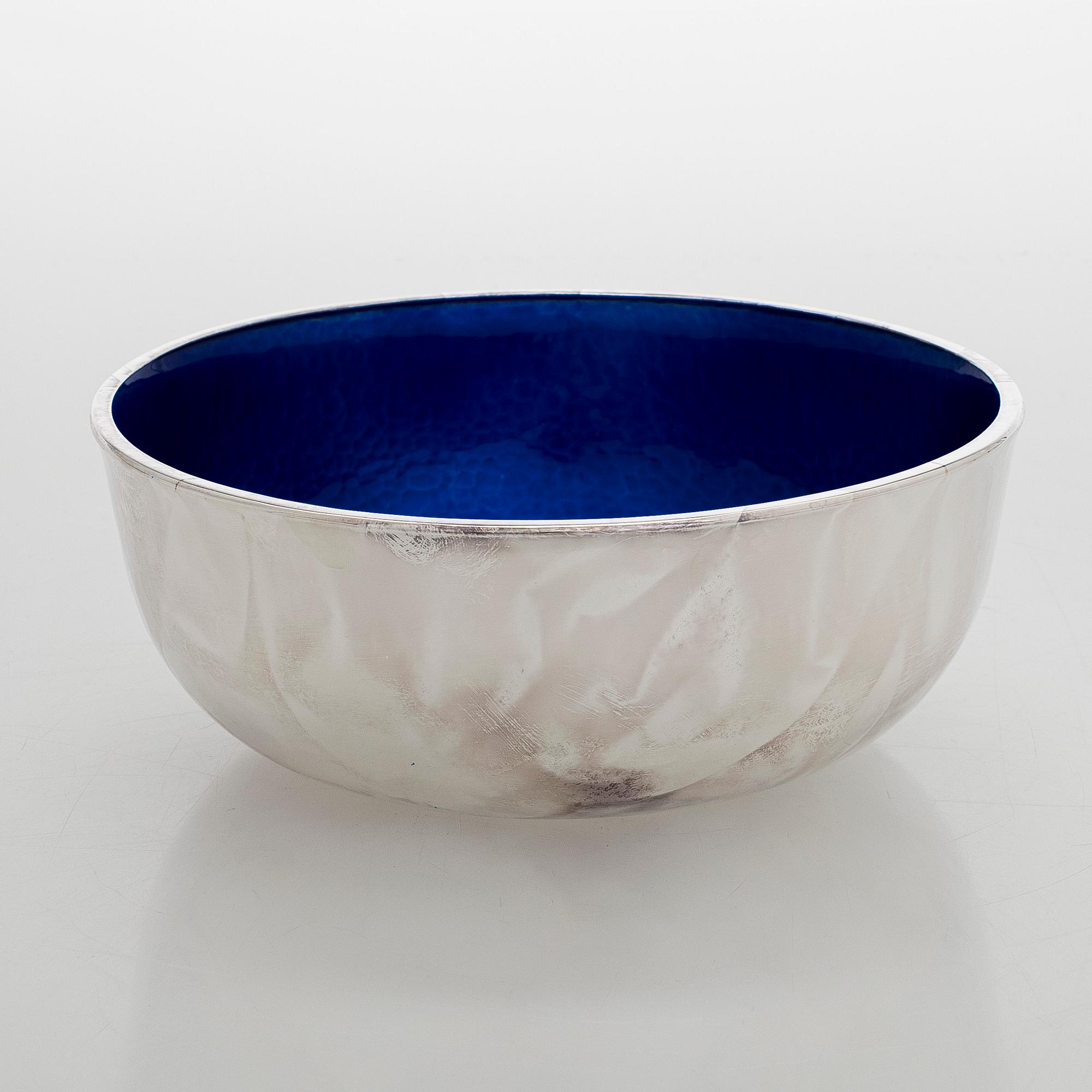 A. Tillander, skål, sterlingsilver och emalj, Åbo 2005.