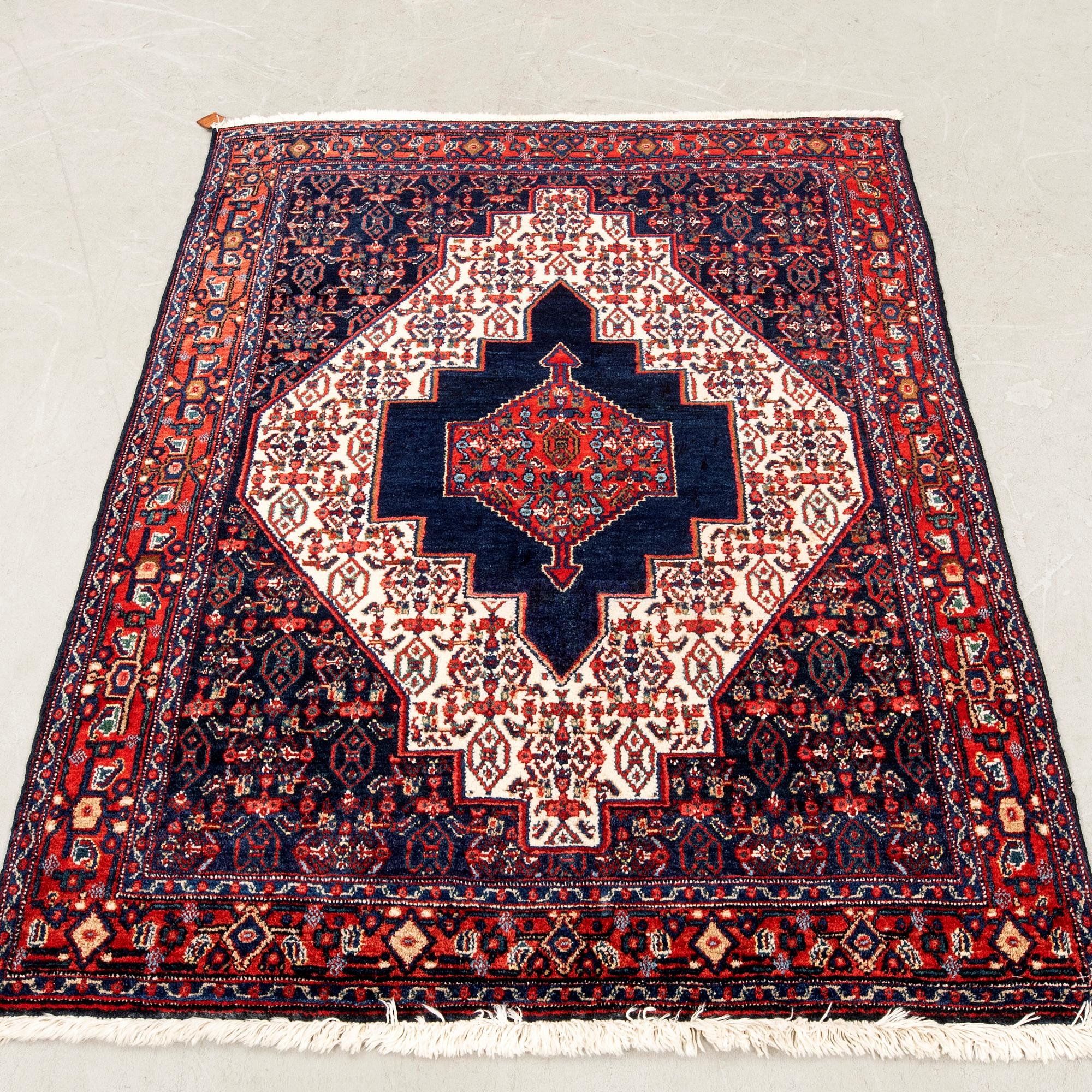 Sennah rug, approximately 155x120 cm.