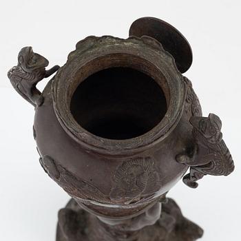 A large Japanese bronze censer, Meiji period (1868-1912).