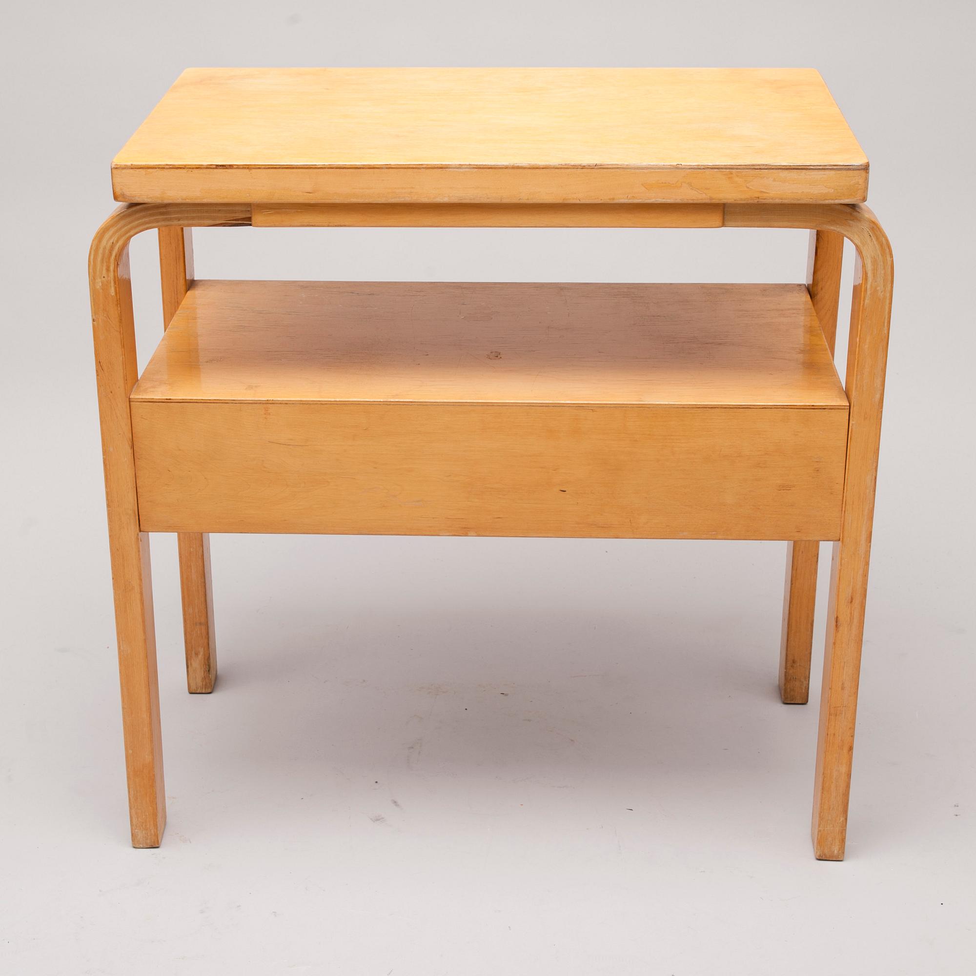 SIDOBORD, Alvar Aalto, Oy Huonekalu-ja Rakennustyötehdas AB för Artek, Finland 1940-tal.