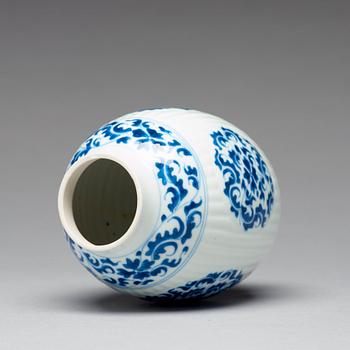 TEKRUKA, porslin. Qingdynastin, Kangxi (1662-1722).