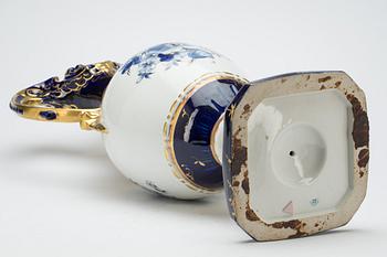 GOLVURNA, porslin, Royal Dux. 1900-tal.