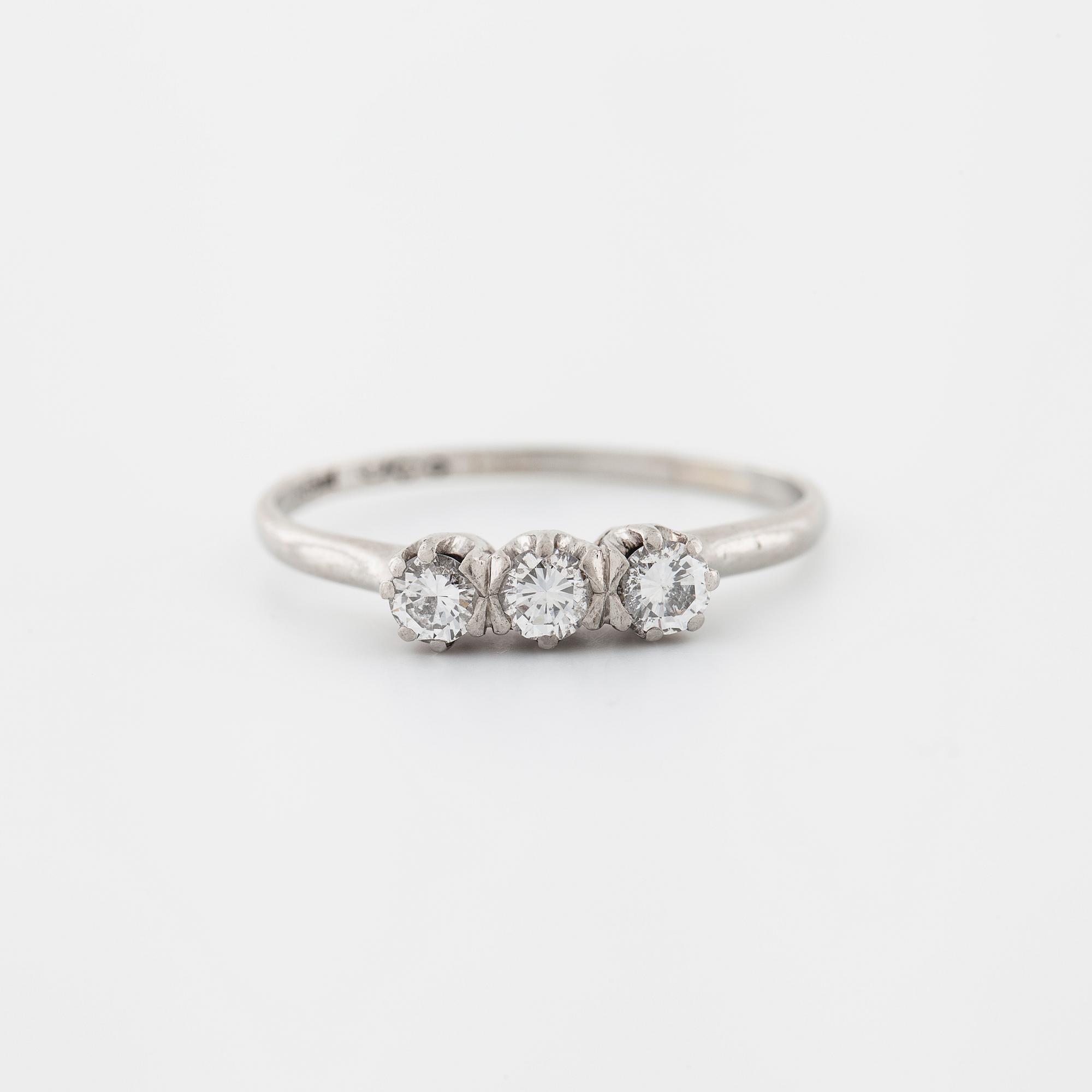 RING, med briljantslipade diamanter 0.50 ct, CG Hallberg, Stockholm.