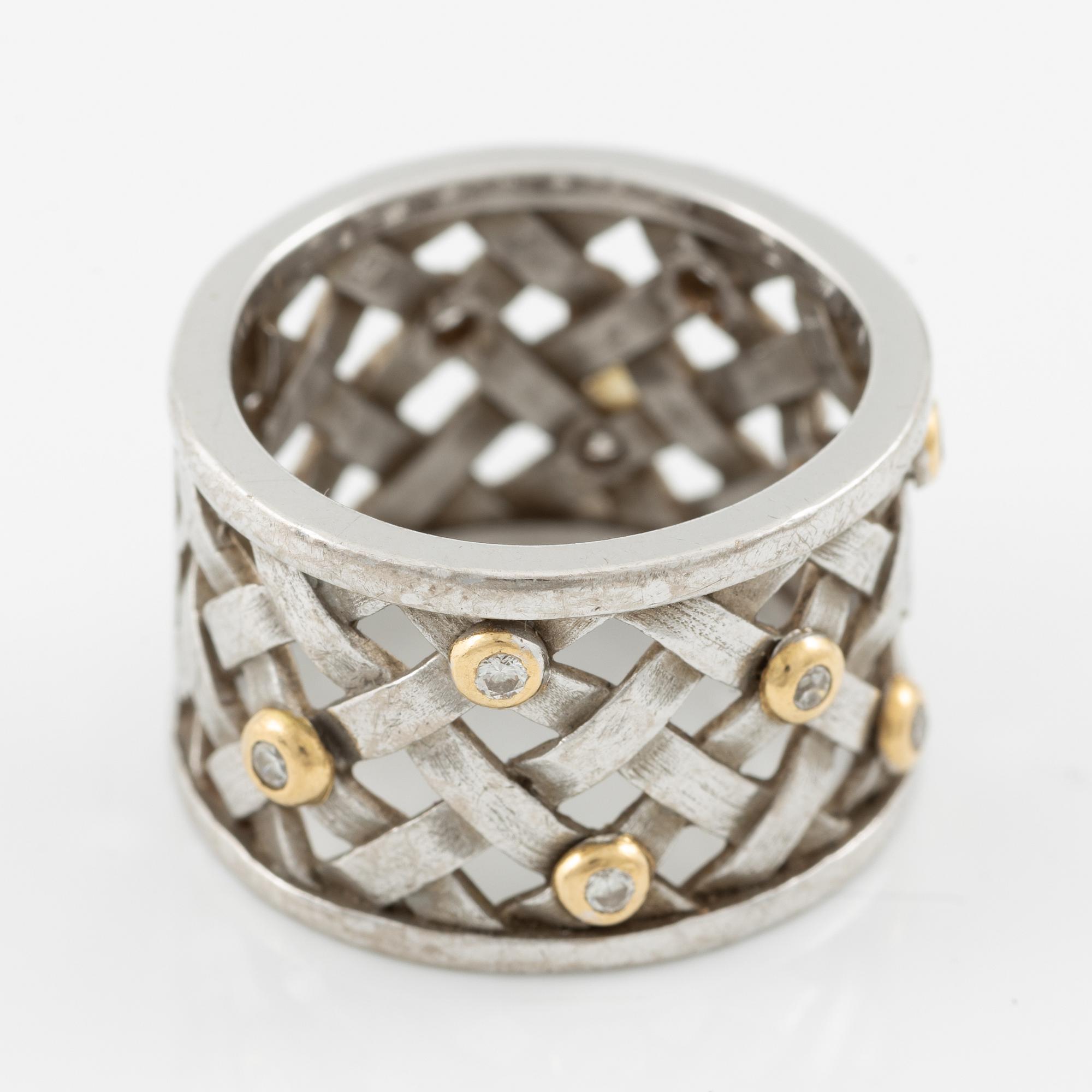 Ole Lynggaard, Ring "Flet" 18K vitguld med runda briljantslipade diamanter.