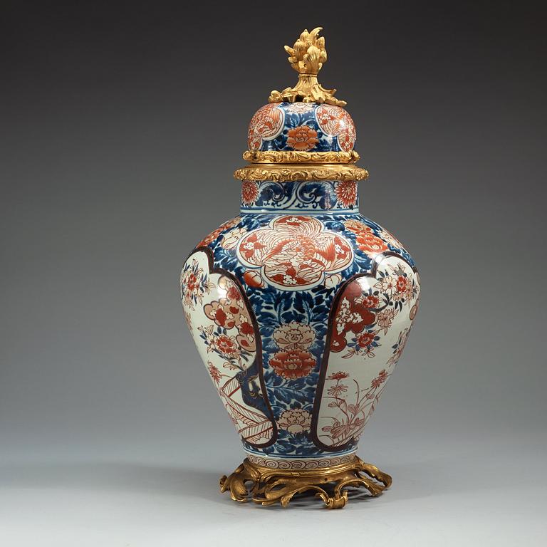 URNA med LOCK, porslin. Japan, Genroku omkring år 1700.