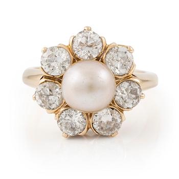 492. A ring in 14K gold with a pearl 
and old-cut diamonds.