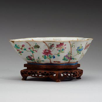 A leaf shaped famille rose bowl, late Qing dynasty. With Tongzhis seal mark in red.