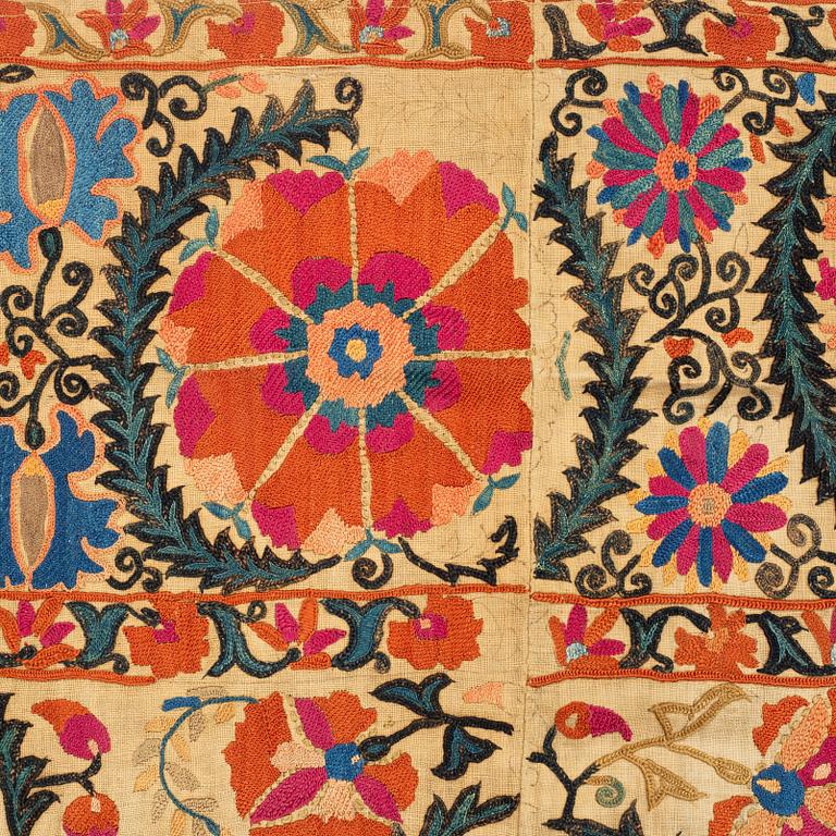 Antikt Suzani broderi, möjligen Bukhara, Uzbekistan, ca 241 x 164 cm.