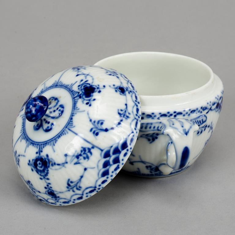 Royal Copenhagen, servisdelar, 14 delar, porslin. "Musselmalet", Danmark.