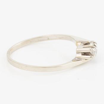Ring, 18K vitguld med två små briljantslipade diamanter.