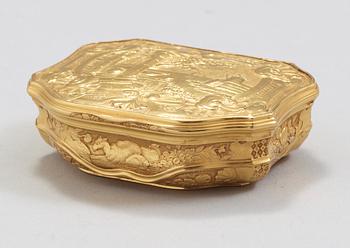 A pseudo French mid 18th century gold snuff-box.