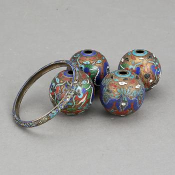 BOLLAR, fyra stycken samt ARMBAND, cloisonné. Sen Qing dynasti, sekelskfite 1900.