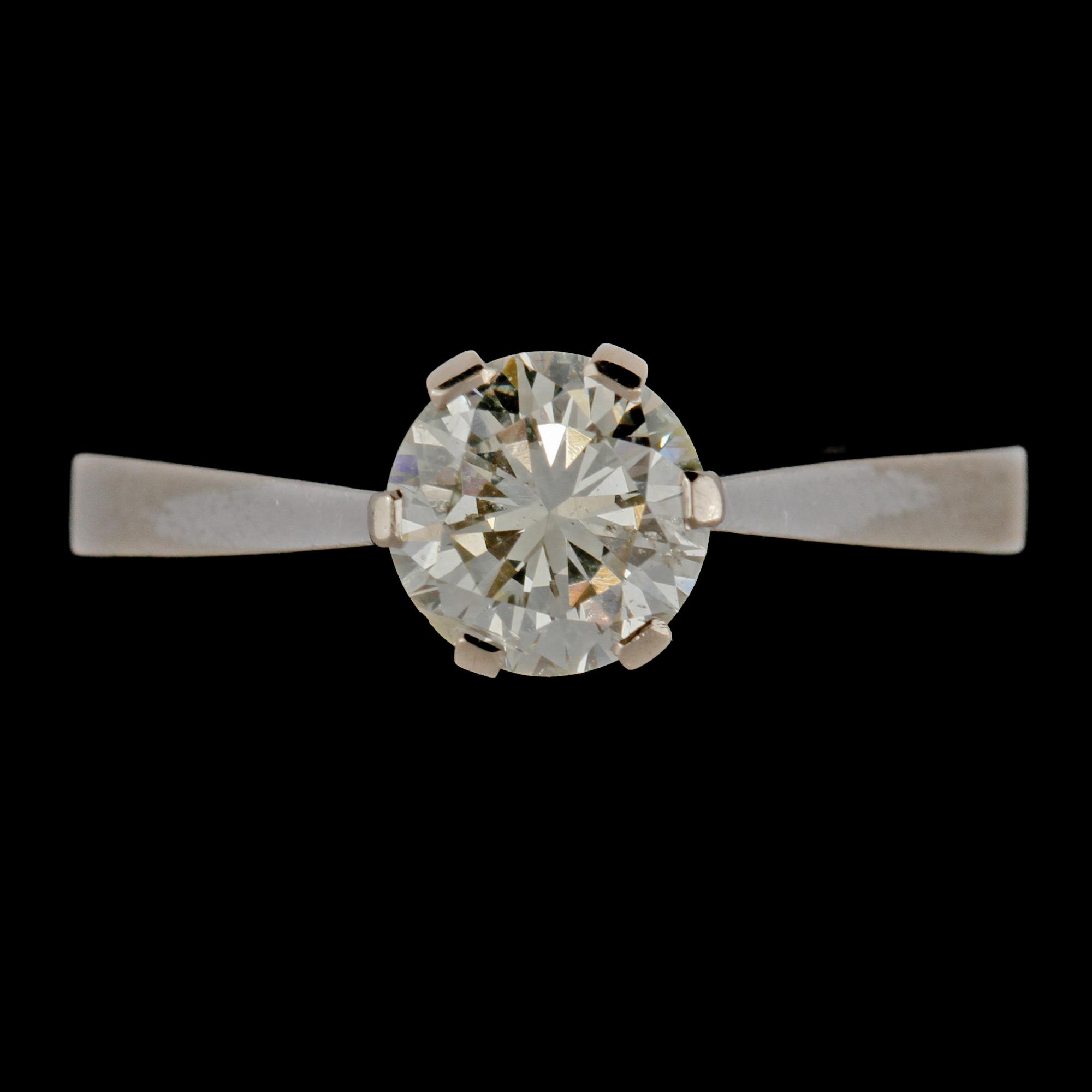 RING, 18k vitguld med briljantslipad diamant, 0.88 ct, Åkes Guldsmide, Göteborg, 1972. Vikt 3 g.
