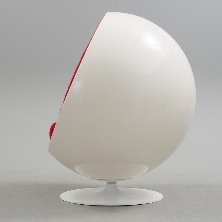 An Eero Aarnio 'Ball chair', Asko, Finland.