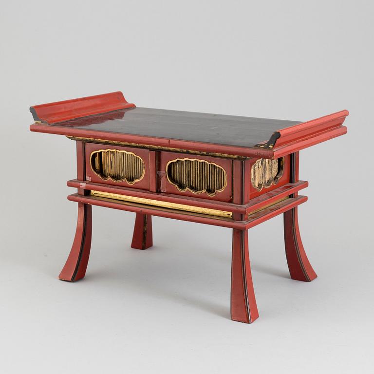 A Chinese lacquered wooden stool, 20th century.