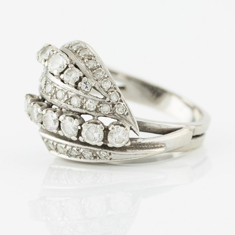 Ring in white gold with brilliant and octagon-cut diamonds.