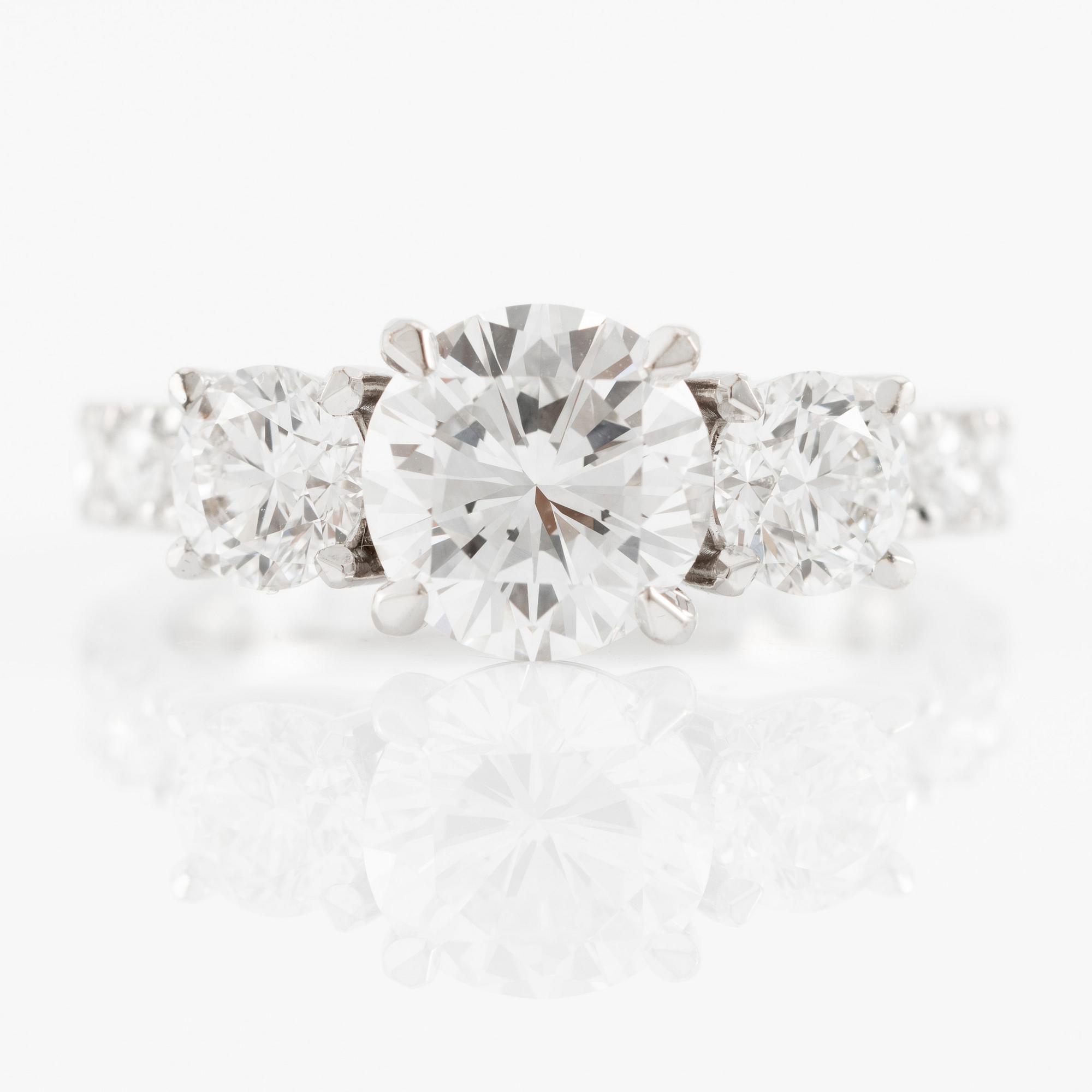 Ring, trestensring, 18K vitguld med briljantslipade diamanter.