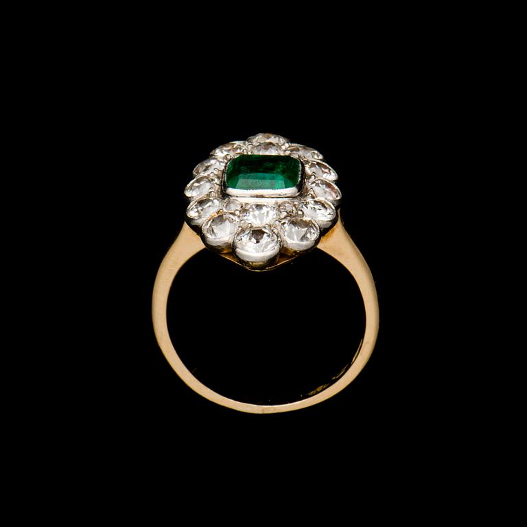 RING, 18K guld, smaragd, gammalslipade diamanter. Oskar Lindroos, Helsingfors 1926. Vikt ca 4,4 g.