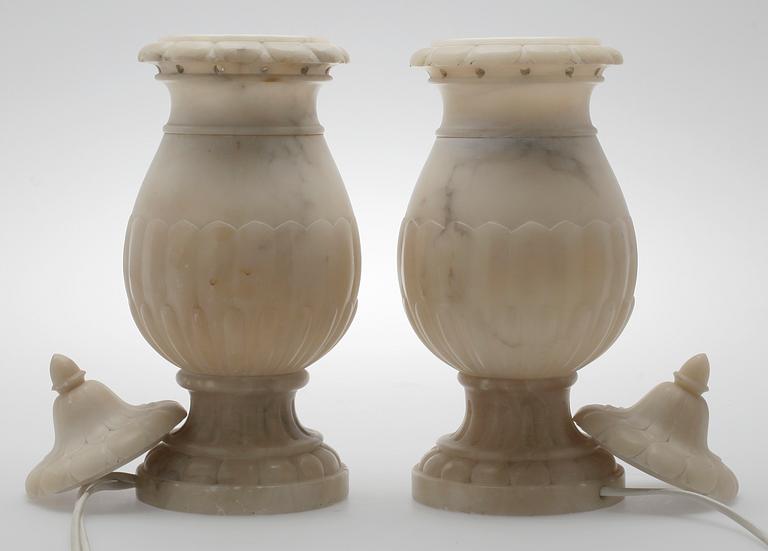 BORDSLAMPOR, ett par, alabaster, 1900-talets första hälft.