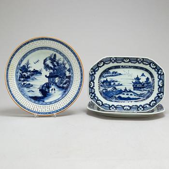 SERVERINGSFAT/STEKFAT, ett par, samt SKÅLFAT, kompaniporslin. Qingdynastin, Qianlong (1736-95).