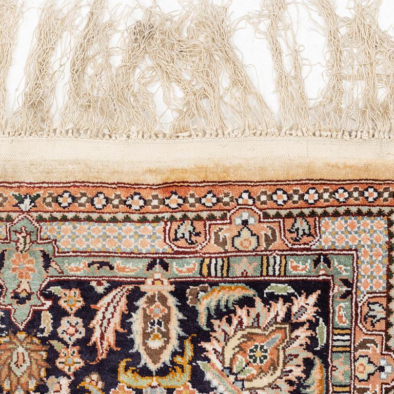 Matta, Kashmir, silke, ca 275 x 190 cm.
