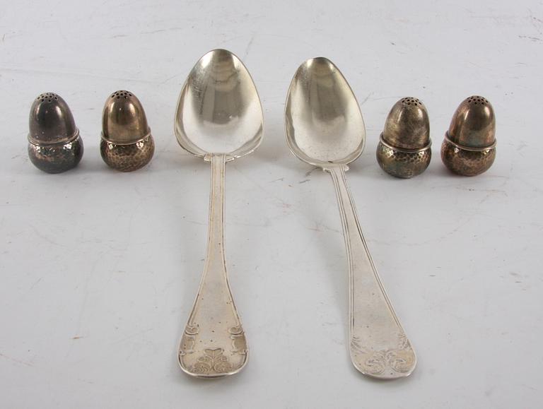 SALT- OCH PEPPARSTRÖARE, 4 st, 2 st MATSKEDAR(1800-tal), silver.