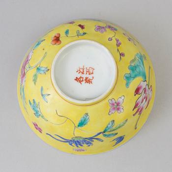 Four chinese porcelain vases, wall vase, bowl and dish, late 19th/20th century.