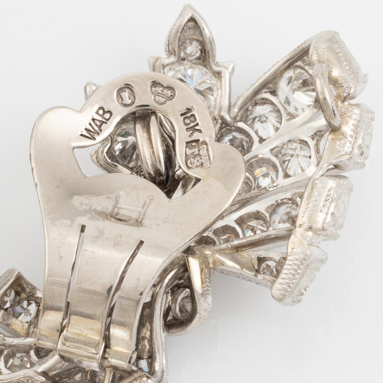 WA Bolin ett par örhängen 18K vitguld med droppformade odlade pärlor.