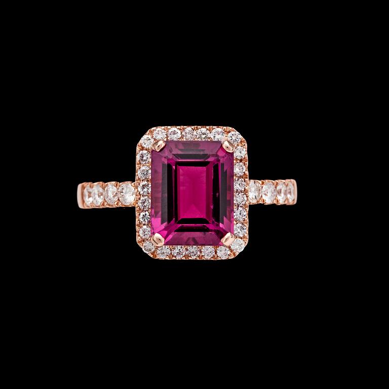 RING, trappslipad rosa turmalin med briljantslipade diamanter, tot. 0.58 ct.