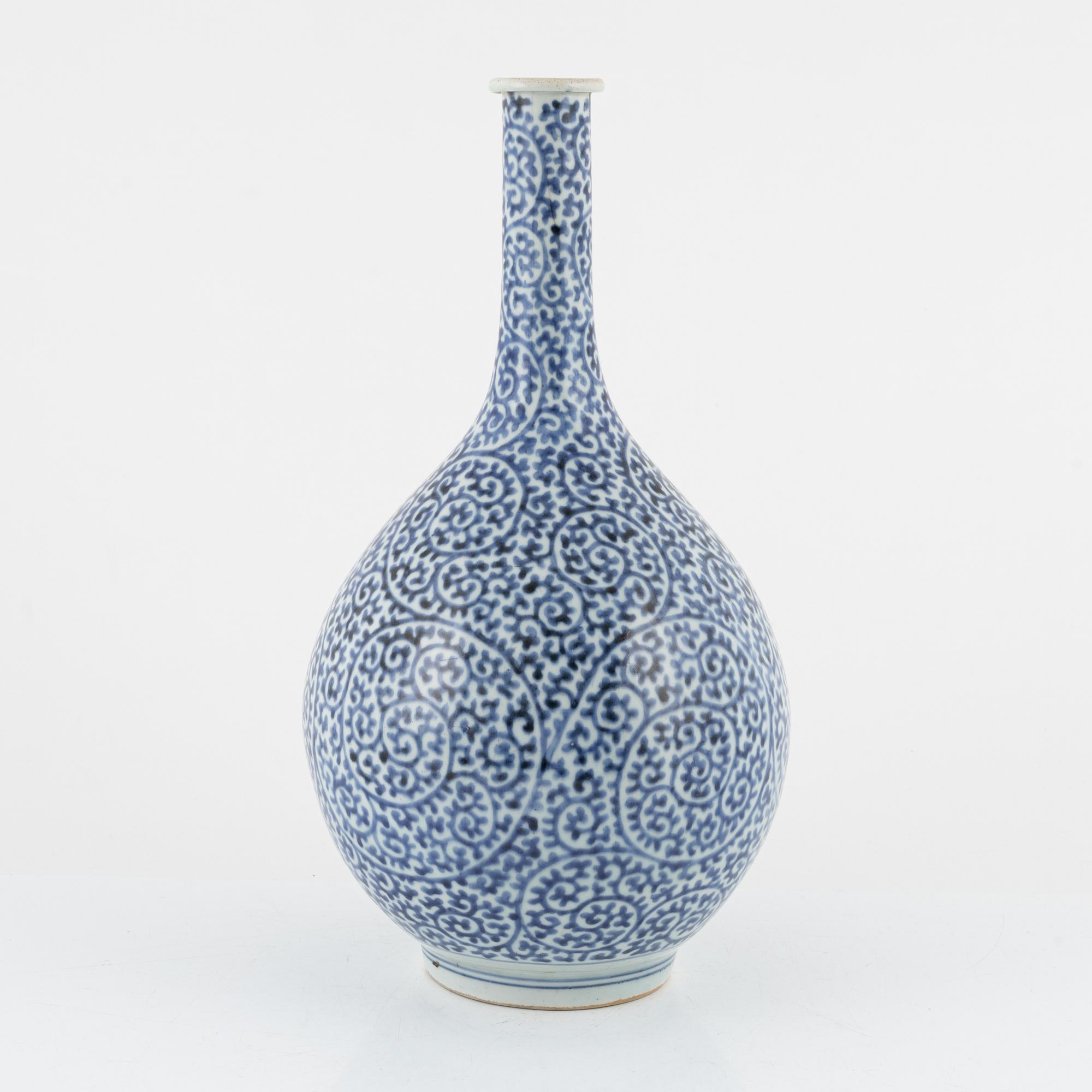 A blue and white Japanese vase, Edo period (1666-1868).