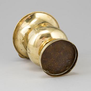 AN EARLY 19TH CENTURY BRASS CONTAINER.