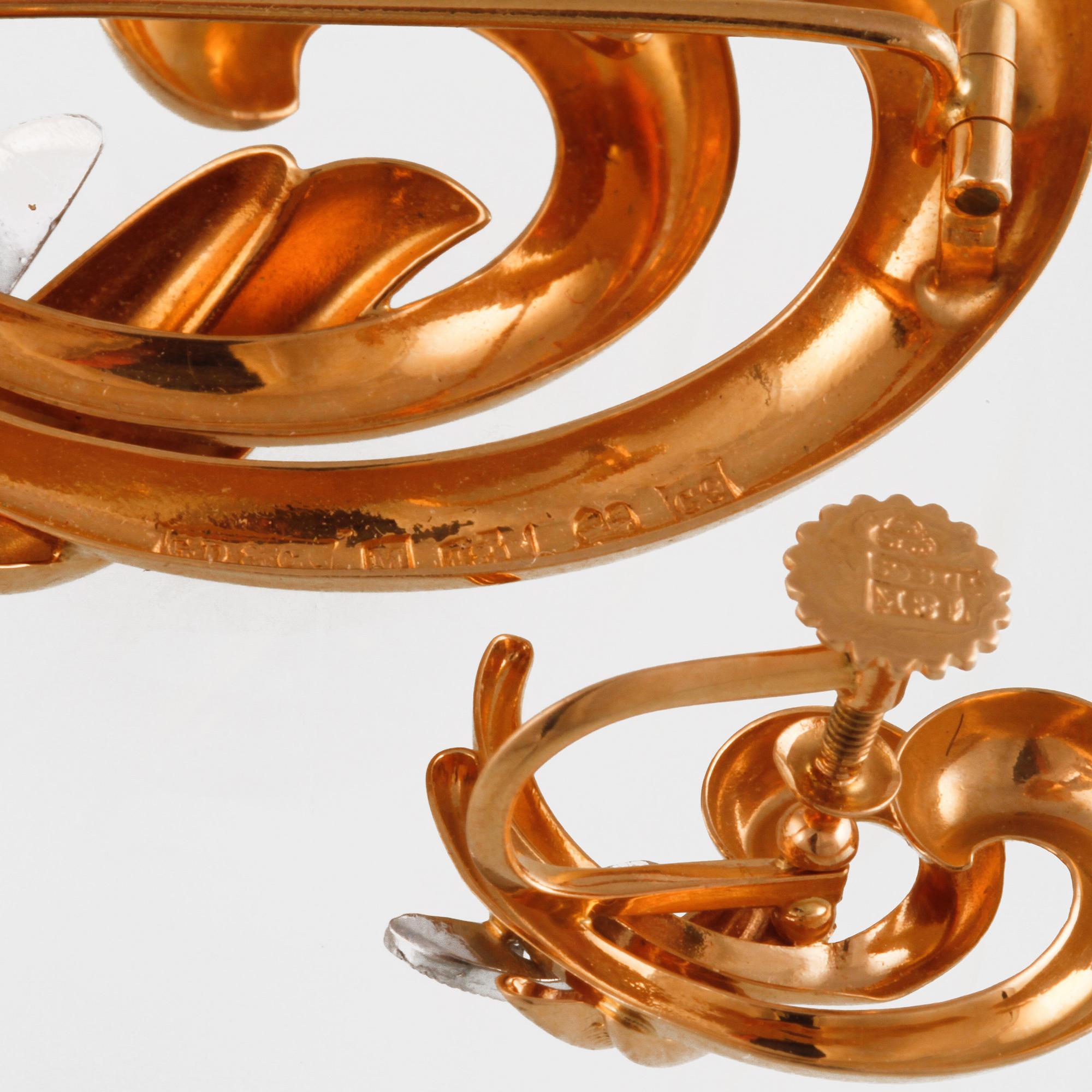 BROSCH SAMT ÖRHÄNGEN, 18K guld med briljantslipade vita safirer, Gustav Dahlgren & Co, Malmö, 1953. Vikt 8,5 gram.