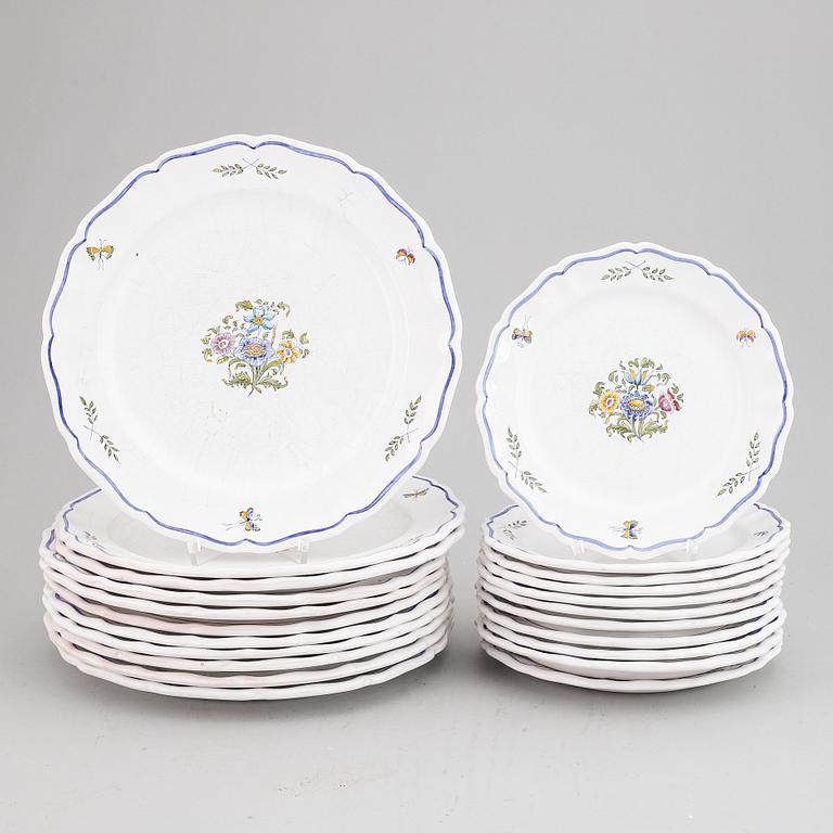 SERVISDELAR, 22 stycken, fajans. Märkta Achard a Moustiers. 1900-tal.