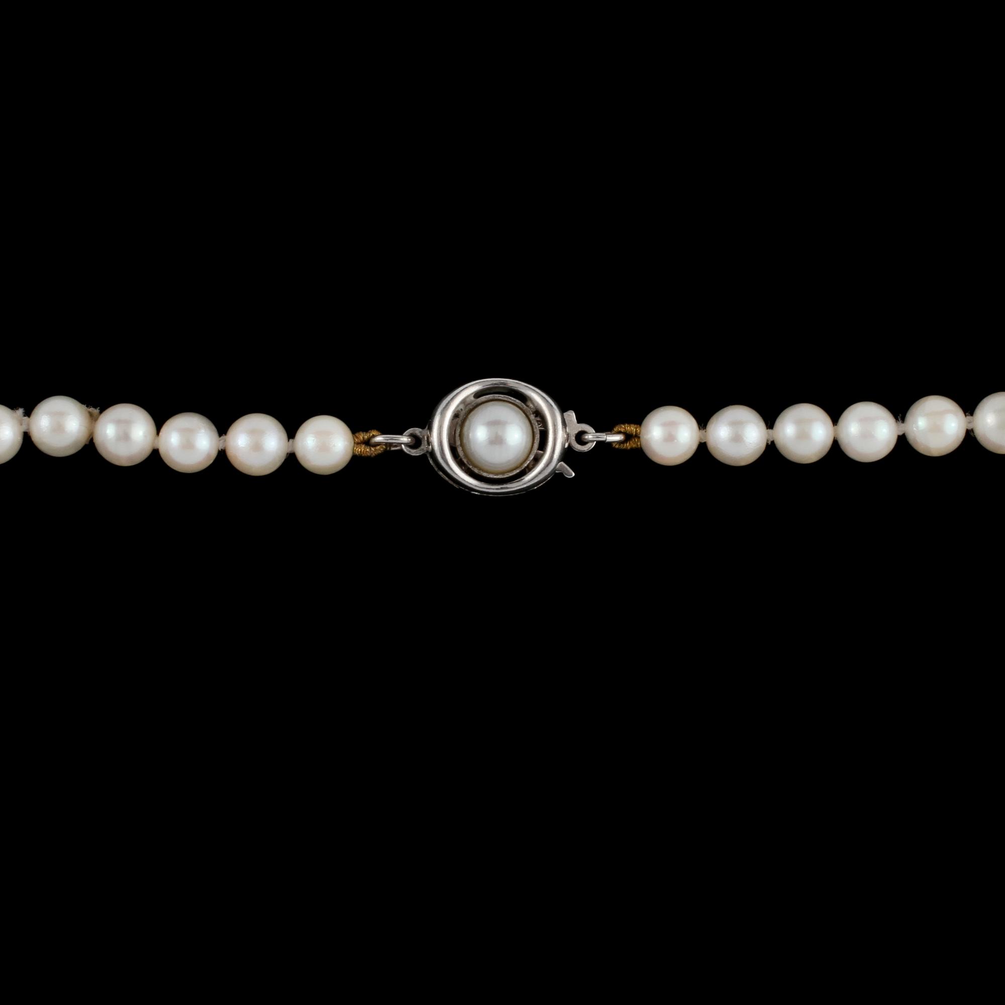 COLLIER, odlade pärlor med lås i sterling silver, utländsk stämpel JKa.
